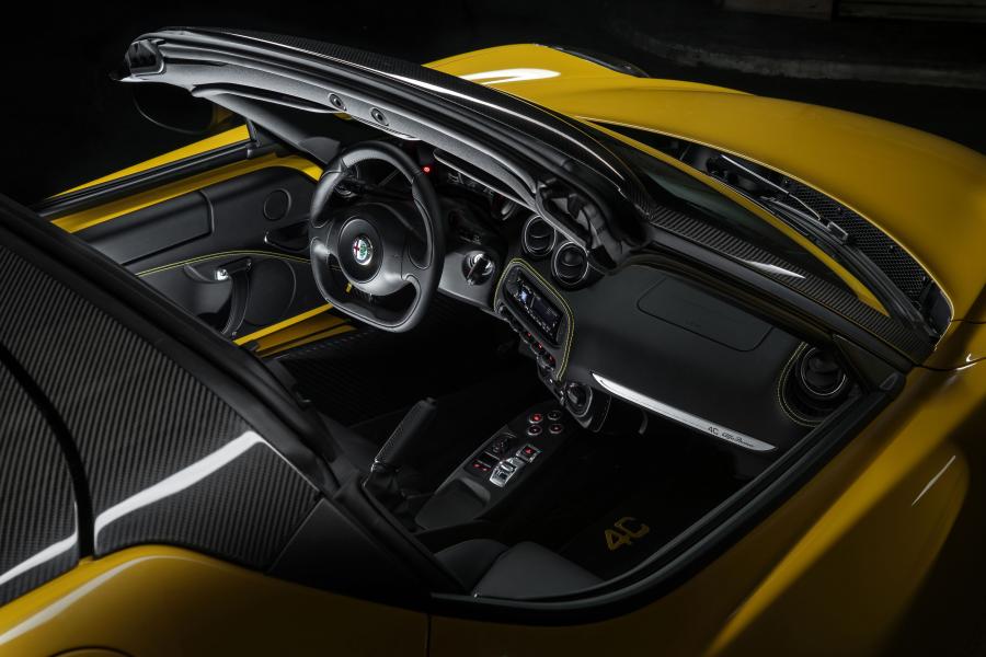 Интерьер Alfa Romeo 4C Spider (960) 2015 года  (NA) (фото 33 из 40)